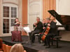 Eine Sternstunde der Kammermusik mit dem Fauré Quartett (von links): Erika Geldsetzer, Sascha Frömbling und Konstantin Heidrich, am Klavier Dirk Mommertz.