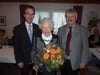 Mina Uhl ist tot. Hier ist sie an ihrem 102. Geburtstag mit Ellwangens Oberbürgermeister Karl Hilsenbek (links) und dem Rindelbacher Ortsvorsteher Arnolf Hauber zu sehen.