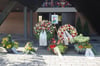  Letzte Ehre für Max Pfetsch: Viele legen Blumen an seinem Bild ab.