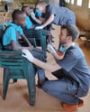 Gartenstuhl statt moderner Dentaleinheit: Mit einfachsten Mitteln behandelte Christian Brauchle die Schüler in Kisii