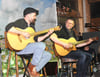  Das Duo „Beidsaitig“ benutzte vielseitig und virtuos ihre Akustikgitarren beim Benefizkonzert in Dettenroden.