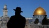 Religiöse Koexistenz: Ein ultraorthodoxer Jude in der Altstadt von Jerusalem vor der Klagemauer und der goldenen Kuppel der Omar-Moschee.