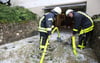 Dauereinsatz für die freiwillige Feuerwehr: Beim schweren Unwetter am Mittwochabend in Ostrach muss Wasser aus einem vollgelaufenen Keller abgepumpt werden.