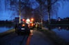 Feuerwehr zieht Auto aus dem Hochwasser