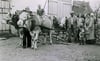 
Nicht jeder Bauer konnte sich Pferde leisten, wie dieses Bild von 1939 aus Ahlen zeigt.
