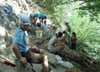 
Die Jugend des Deutschen Alpenvereins sichert am Stuhlfelsen Routen für Kletterer.
