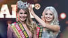 Der Moment der Krönung: Anahita Rehbein (links) bekommt während der Wahl der Miss Germany auf der Bühne von Soraya Kohlmann, der Miss Germany 2017, die Krone überreicht. 