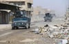 Zwei Humvees der irakischen Armee fahren durch das umkämpfte Mossul (Irak). Der nun Festgenommene war Teil der Regierungstruppe und soll Tote verhöhnt haben.