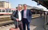 „Es wird Zeit, dass sich etwas ändert“: Matthias Gastel (links) und Markus Böhlen von den Grünen fordern den Bund auf, die Modernisierung des Bahnverkehrs am Bodensee inklusive Stadtbahnhof Friedrichshafen mit voranzubringen. 