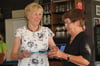 
Hanne Kraus (rechts) überreicht Marga Dreher den Ehrenbrief des DTB.
