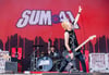 Eine energiegeladene Show haben Sum 41 am Freitag vor Pfingsten bei „Rock im Park“ in Nürnberg abgeliefert. Im Bild: Schlagzeuger Frank Zummo und Sänger Deryck Whibley.