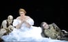 Bis in Verdis Oper „Les Vêpres siciliennes“ die Hochzeitglocken für Hélène (Rachel Willis-Sørensen) läuten, geht es grausam zu. Einer der Drahtzieher ist der Arzt Procida (Erwin Schrott, rechts).