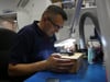 Fingerspitzengefühl ist gefragt: Kfz-Techniker Tomasz Gorski repariert in seinem „kleinen Labor“ in Waiblingen ein Steuergerät.  Fotos: