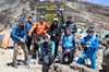 Vergangenes Jahr der Kilimandscharo (Foto), dieses Jahr der Elbrus, nächstes Jahr der Aconcagua: Das Bergsteiger-Team um Thomas Knoll (Dritter von links) hat sich viel vorgenommen und will von nun an jede Tour an einen guten Zweck knüpfen.