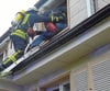 
Bei der Herbstübung der Freiwilligen Feuerwehr Stetten wird eine Person über die Steckleiter aus dem Obergeschoss gerettet. 
