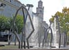 Friedlich plätschert mittlerweile das Wasser im Schad-Brunnen auf dem Marienplatz. Anfangs hatte das Werk des Ravensburger Künstlers für Diskussionen gesorgt. Nun spendiert Robert Schad der Stadt eine weitere Stahlplastik.