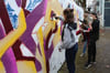 Jugendliche besprühen die Wand im Kinopark am Aktionstag in der „Woche der Vielfalt“.