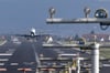 
Eine zusätzlicher Abrollweg soll die Sicherheit auf der Start- und Landebahn des Flughafens Friedrichshafen während der Messe Aero verbessern.
