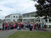 
Kindergartenkinder und Grundschüler freuen sich mit ihren Erzieherinnen und Lehrerinnen über die Neuanschaffungen durch den Förderverein Regenbogenhaus Gebrazhofen.
