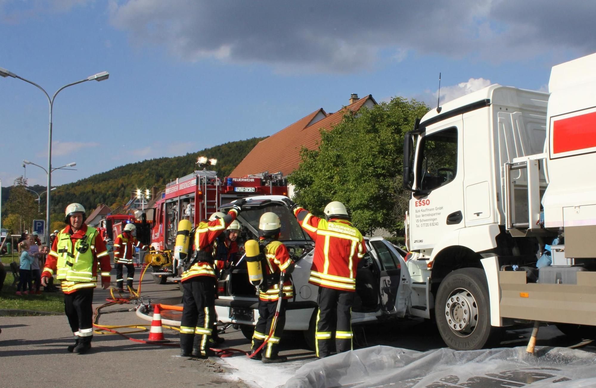 Feuerwehr Probt Einsatz Bei Gefahrgutunfall