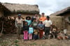 
Mit diesem Foto und einem Bericht mit der Überschrift „'Gringo' setzt sich für Indios ein“ berichtete der Heuberger Bote in seiner Ausgabe von Heilig Abend 2007 über die Absicht Klaus Flads, für die Nachkommen der Inkas ehrenamtlich tätig zu we