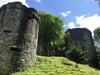 Über dem Oberen Schlossweiher thront die Ruine der einstmals größten Dienstmannenburg des Allgäus – die Burgruine Ratzenried.
