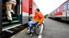 Ohne Voranmeldung erhält ein Rollstuhlfahrer von der Bahn in der Regel keine Hilfe, in den Zug zu gelangen. 
