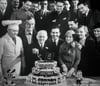 „Happy birthday, Uncle Carl“: Am 17. Januar 1934 schneidet Laemmle die Torte zu seinem 67. Geburtstag an. Sie wog, der Zahl seiner Lebensjahre entsprechend, 67 amerikanische Pfund.