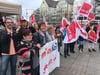 Rote Fahnen und Trillerpfeifen auf dem Münsterplatz: 2500 Beschäftigte folgten am Donnerstag dem Aufruf zum Warnstreik