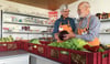 Maria Wucher und Xaver Sailer freuen sich über die vielen Obst- und Gemüsespenden für den Sozialladen Solisatt.