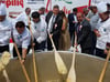 
Zusammen mit seinem türkischen Bürgermeisterkollegen Turan Bulut (2.v.r.) rührt Stefan Bubeck (3.v.l.) in dem Topf mit eineinhalb Tonnen Käsespätzle für den Weltrekord.
