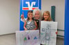 Vivien Spreda und Ronja Sterzer, beide aus Schemmerberg, haben mit ihren Bildern erfolgreich am Wettbewerb „Jugend Creativ“ teilgenommen. Albert Einstein alias Daniel Paul gratulierte ihnen persönlich.