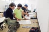 Werkstatt-Leiter Achim Bernhard (links) hilft Husam Mudhi beim Erstellen eines Farbzirkels. Zu Beginn der Aulendorfer Lernwerkstatt geht es für die Flüchtlinge mit dem Berufsfeld Maler und Lackierer los.