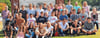 Die deutschen Austauschschüler mit ihren Gastgebern vor der Hopkinton Middle High School