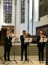 Die Trompeter (von links) Michael Bischof, Timo Bossler und Hans Mohr spielten eine Zugabe im Chorraum der Liebfrauenkirche. Franz Günthner (nicht im Bild) begleitete sie dabei an der Chororgel.