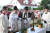 Beim Heimatempfang hat Johannes Huber (Zweiter von links) sein Primizkreuz gesegnet. Mitgefeiert haben die Pfarrer Jürgen Eichler aus Wallerstein, Manfred Schmid aus Tannhausen und viele Bürger.