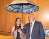 Hans Rieger ist in Hausen am Bussen und Unterwachingen als Bürgermeister wiedergewählt worden. Von der CDU-Bundestagsabgeordneten Ronja Kemmer gab’s einen Schirm als Geschenk.