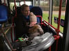 
Für Marie Ohneberg-Gießmann ist es mühsam, mit Kind und Kegel den Bus zu nehmen. 
