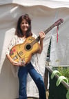 
Rosmary Ott kann es immer noch kaum fassen: Nach 40 Jahren hat sie ihre Gitarre wieder.
