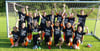 Die B-Fußballjuniorinnen des TSV Tettnang feiern die Meisterschaft in der 9er-Kreisstaffel.