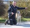 „Hundeflüsterer“ Rudolf Hörmann und Chester demonstrieren den Einsatz einer Hundetrainingsleine, die das Ziehen an der Leine abgewöhnen soll. 
