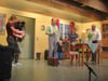 Eine Szene aus dem Lustspiel der Hattinger Laienbühne „Außer Spesen nichts gewesen“ mit (von links): Lisa Benat, Herbert Hensler, Britta Benat und Markus Sterk.