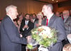 
Wahlsieger Markus Knoblauch (rechts) hat die Glückwünsche von Westhausens bisherigem Bürgermeister Herbert Witzany entgegengenommen. Im Hintergrund der unterlegene Kandidat Michael Kieninger.
