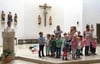 
Die Kinder haben gemeinsam mit Pfarrer Thomas Pitour (l.) den Festgottesdienst gestaltet.
