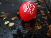 Ein Luftballon mit der Aufschrift "Schulz 2017" liegt auf einer Straße vor dem Willy-Brandt-Haus in Berlin. Foto: Christian Charisius