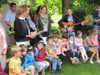 
Die Erzieherinnen und ihre Schützlinge singen das Kindergartenlied
