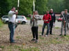 Markus Platzer (links) zeigt Herta Kellner-Matere, worauf beim Bogenschießen zu achten ist.