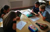 
Anlässlich der Suchtprävention lernen die Viertklässler der Grundschule am Härle in Pfullendorf, was ihr Smartphone alles kann – und wo Gefahren lauern.
