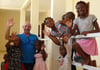 
Es ist tatsächlich gut gegangen: Bobby Lutz freut sich mit diesen Kindern bei der offiziellen Eröffnung des Waisenhauses in Douala. 
