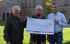 
Der Philharmonische Chor Friedrichshafen überreicht 550 Euro an Spenden an die Aktion „Häfler helfen“. 
